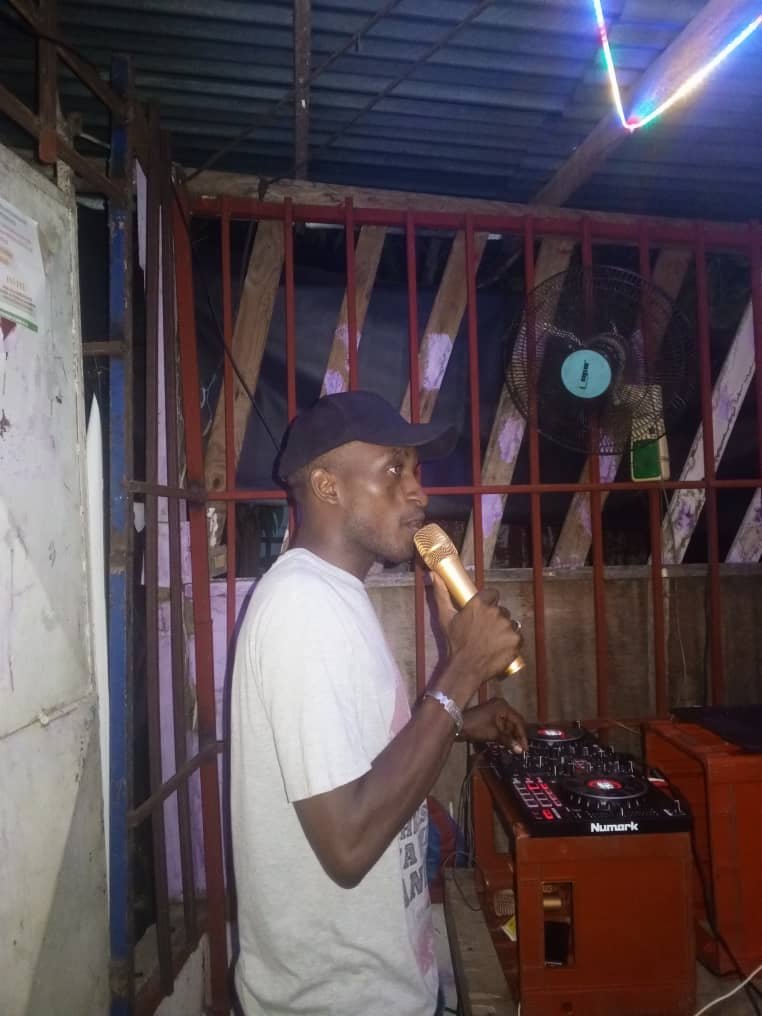 Location Sonos, Chaises, et tentes pour tous vos événements.